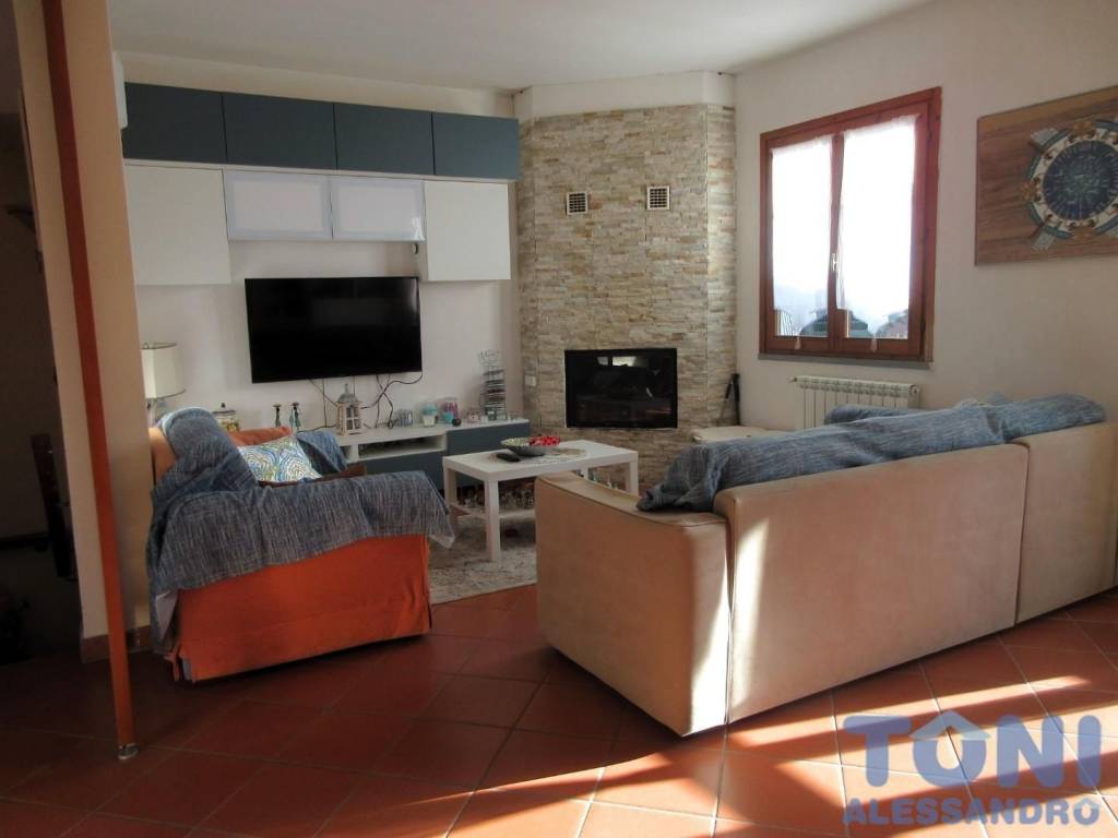 casa indipendente in vendita ad Empoli in zona Serravalle