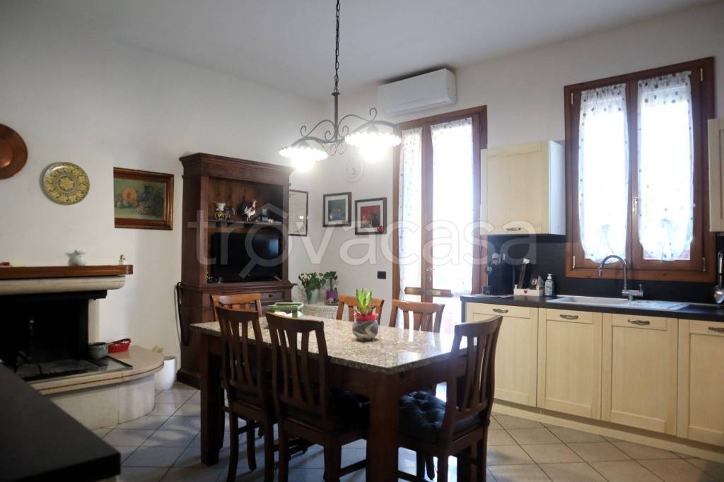 casa indipendente in vendita ad Empoli in zona Carraia