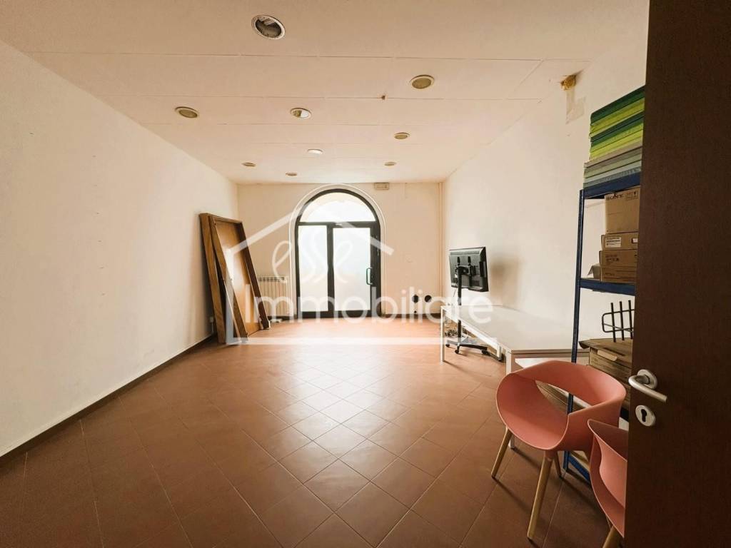 locale commerciale in vendita ad Empoli in zona Centro Storico