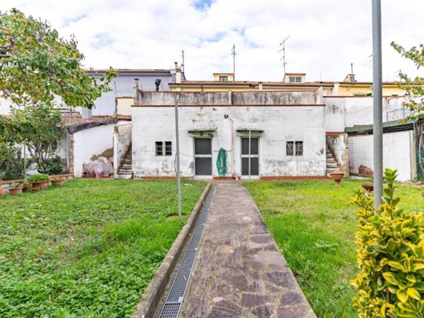 casa indipendente in vendita ad Empoli in zona Carraia