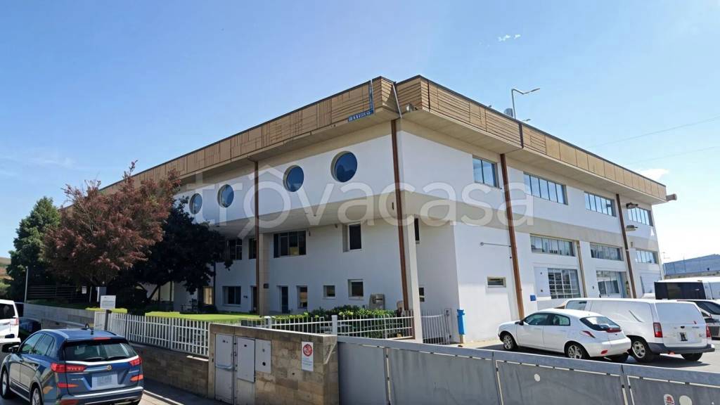 locale commerciale in vendita ad Empoli in zona Carraia