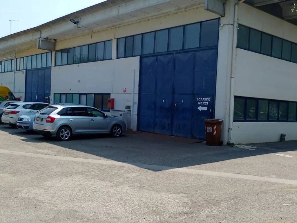 locale commerciale in vendita ad Empoli in zona Corniola