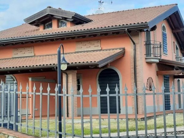casa indipendente in vendita ad Empoli in zona Brusciana
