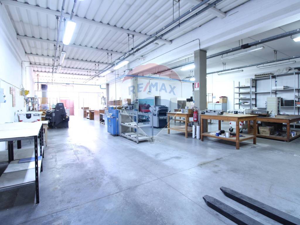 locale commerciale in vendita ad Empoli in zona Marcignana