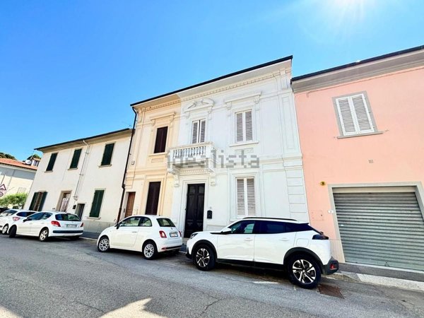 casa indipendente in vendita ad Empoli in zona Carraia