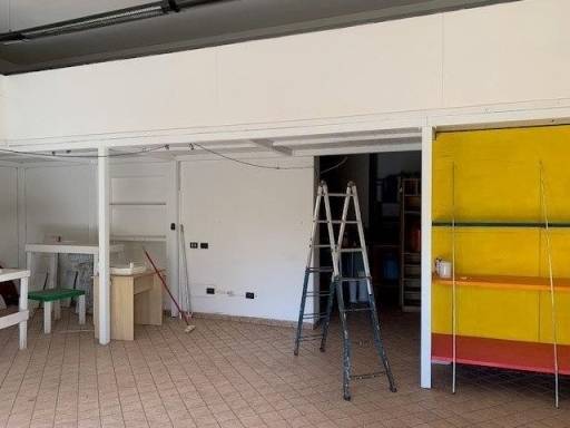 negozio in vendita ad Empoli in zona Pontorme