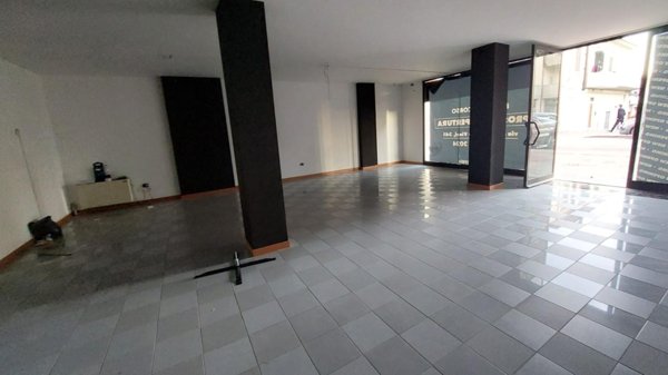 locale commerciale in vendita ad Empoli
