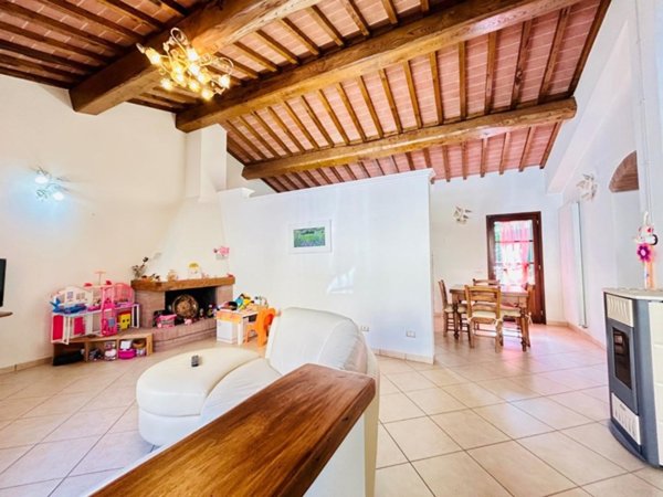 casa semindipendente in vendita ad Empoli in zona Villanuova