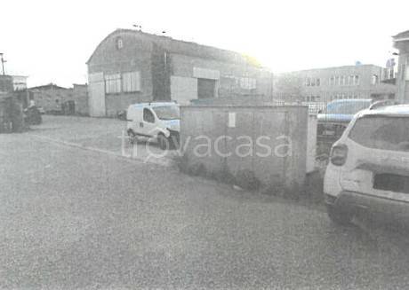 locale commerciale in vendita ad Empoli in zona Brusciana