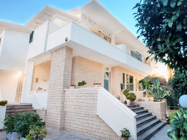 casa indipendente in vendita ad Empoli in zona Cortenuova