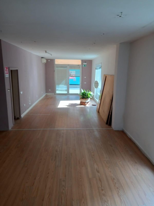 locale commerciale in vendita ad Empoli in zona Centro Storico