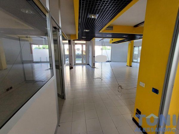 locale commerciale in vendita ad Empoli