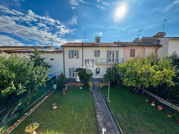 casa indipendente in vendita ad Empoli in zona Carraia