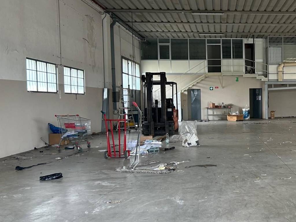 locale commerciale in vendita ad Empoli in zona Marcignana