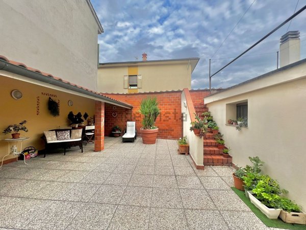 casa indipendente in vendita ad Empoli in zona Pozzale