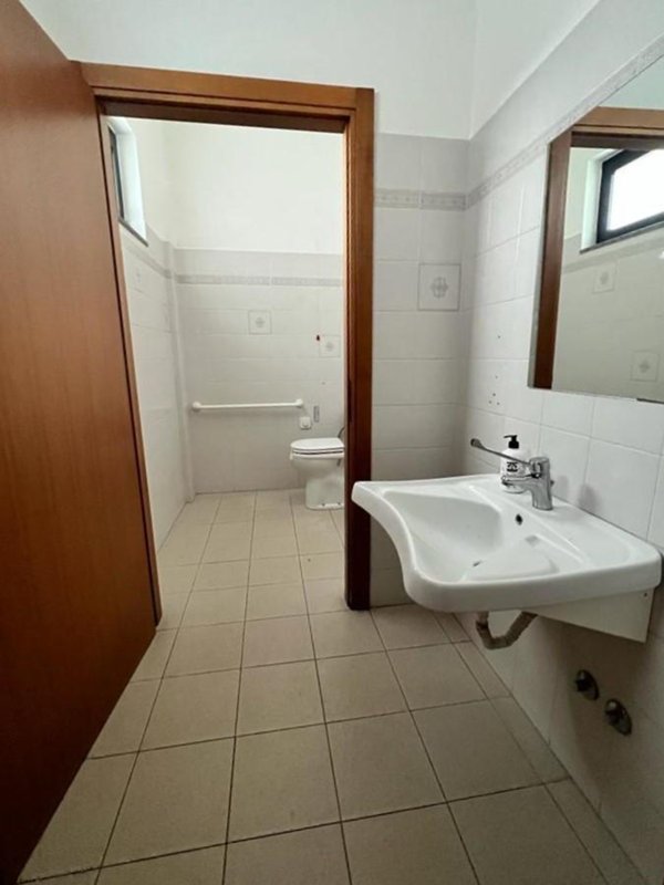 locale commerciale in vendita ad Empoli