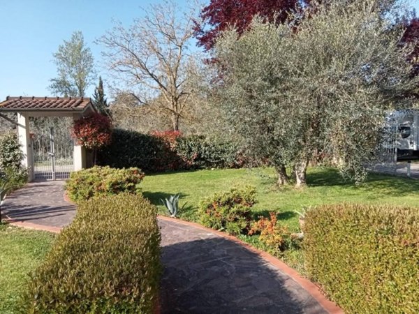 casa indipendente in vendita ad Empoli in zona Pozzale