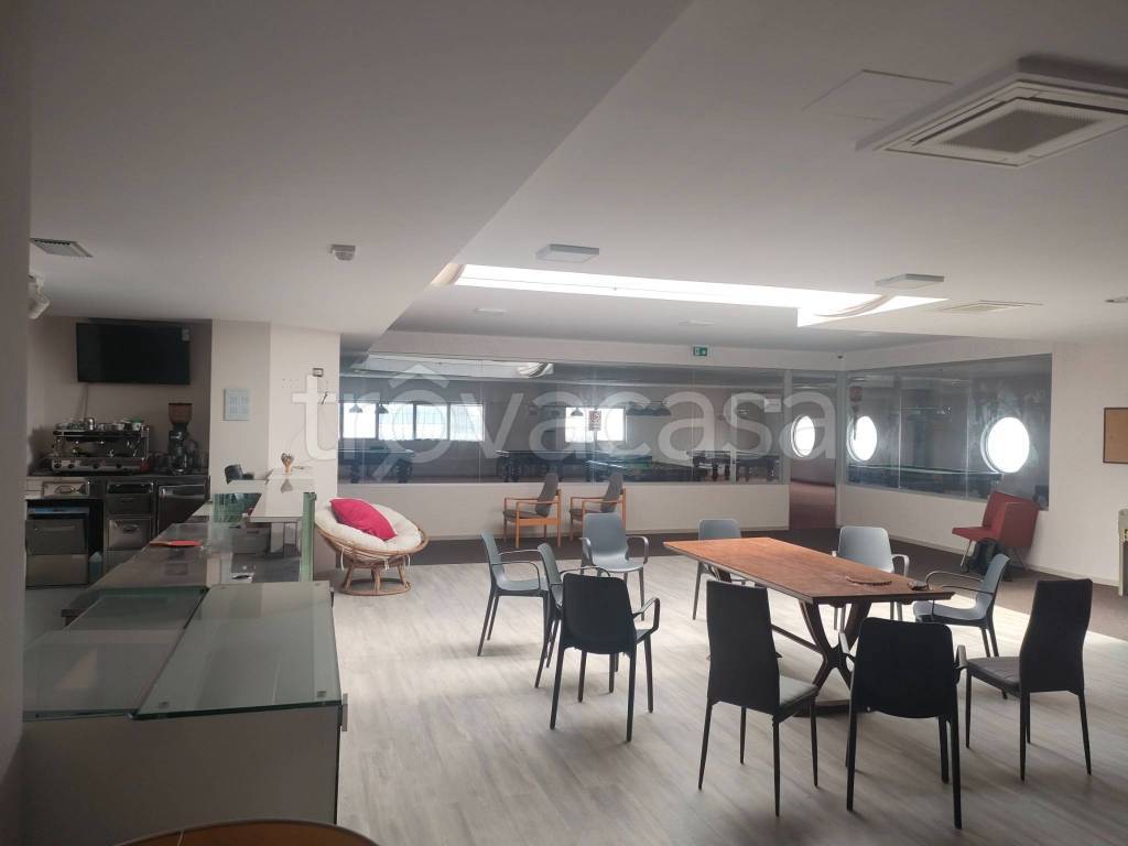 locale commerciale in vendita ad Empoli in zona Carraia