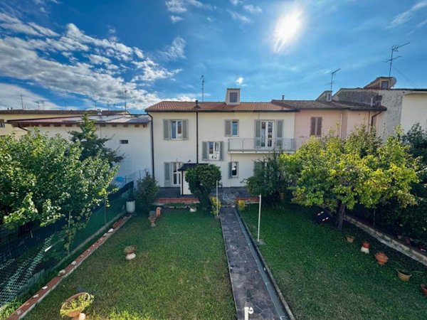casa indipendente in vendita ad Empoli in zona Carraia
