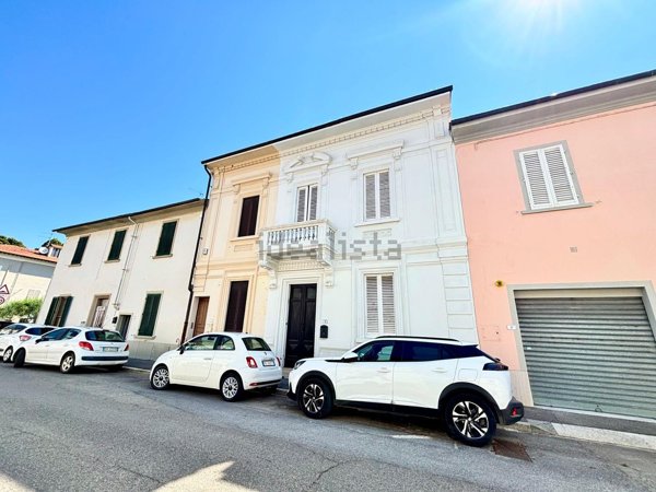 casa indipendente in vendita ad Empoli in zona Carraia