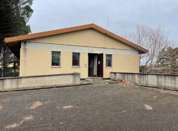 locale commerciale in vendita ad Empoli in zona Pontorme