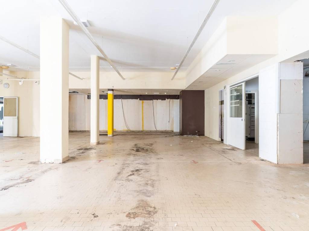 locale commerciale in vendita ad Empoli in zona Serravalle