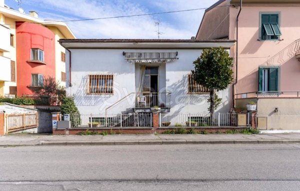 casa indipendente in vendita ad Empoli in zona Pozzale