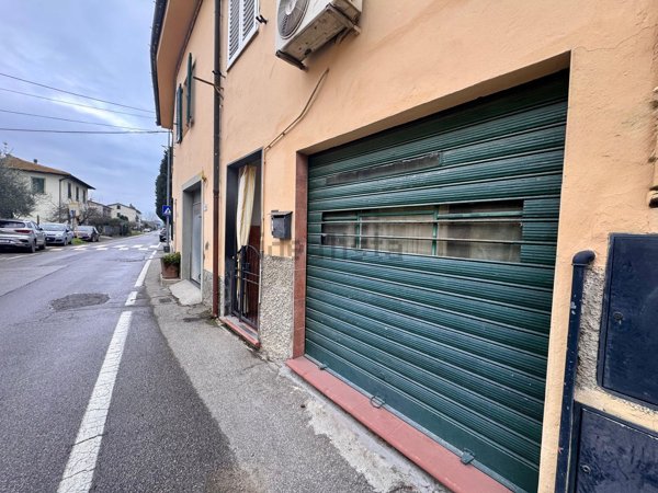 casa indipendente in vendita ad Empoli in zona Avane