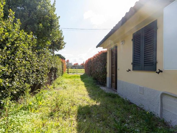 locale commerciale in vendita ad Empoli in zona Pozzale