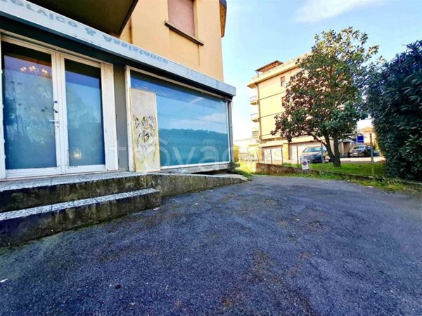 negozio in vendita ad Empoli in zona Cortenuova