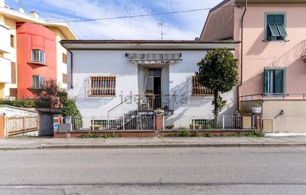 casa indipendente in vendita ad Empoli in zona Pozzale