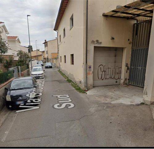 negozio in vendita ad Empoli in zona Serravalle