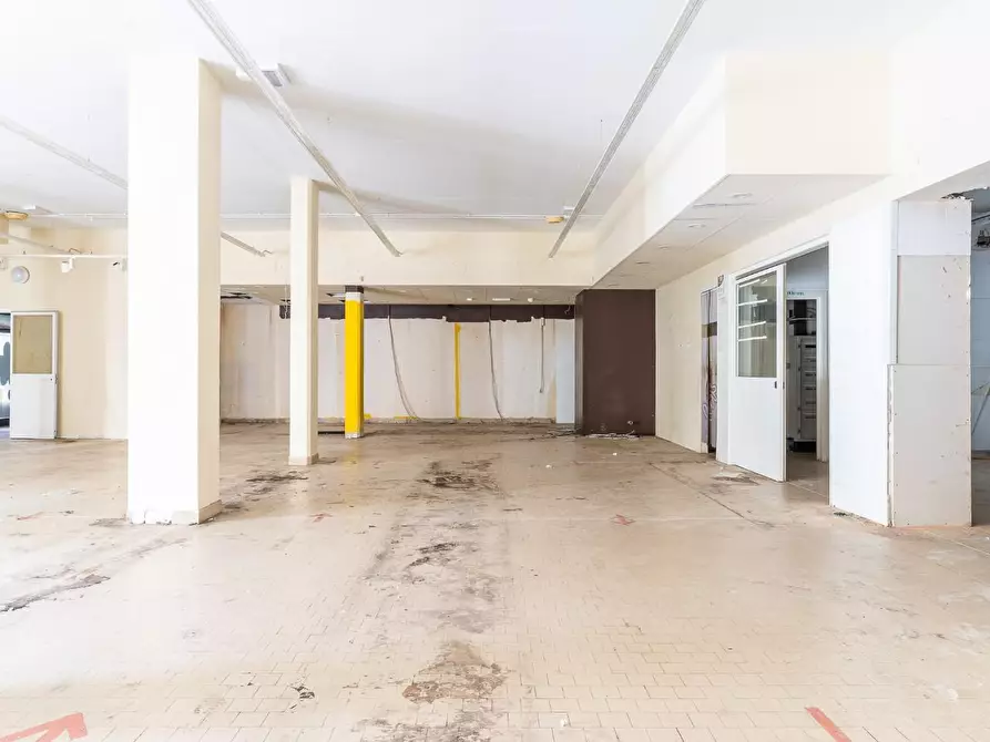 locale commerciale in vendita ad Empoli in zona Serravalle