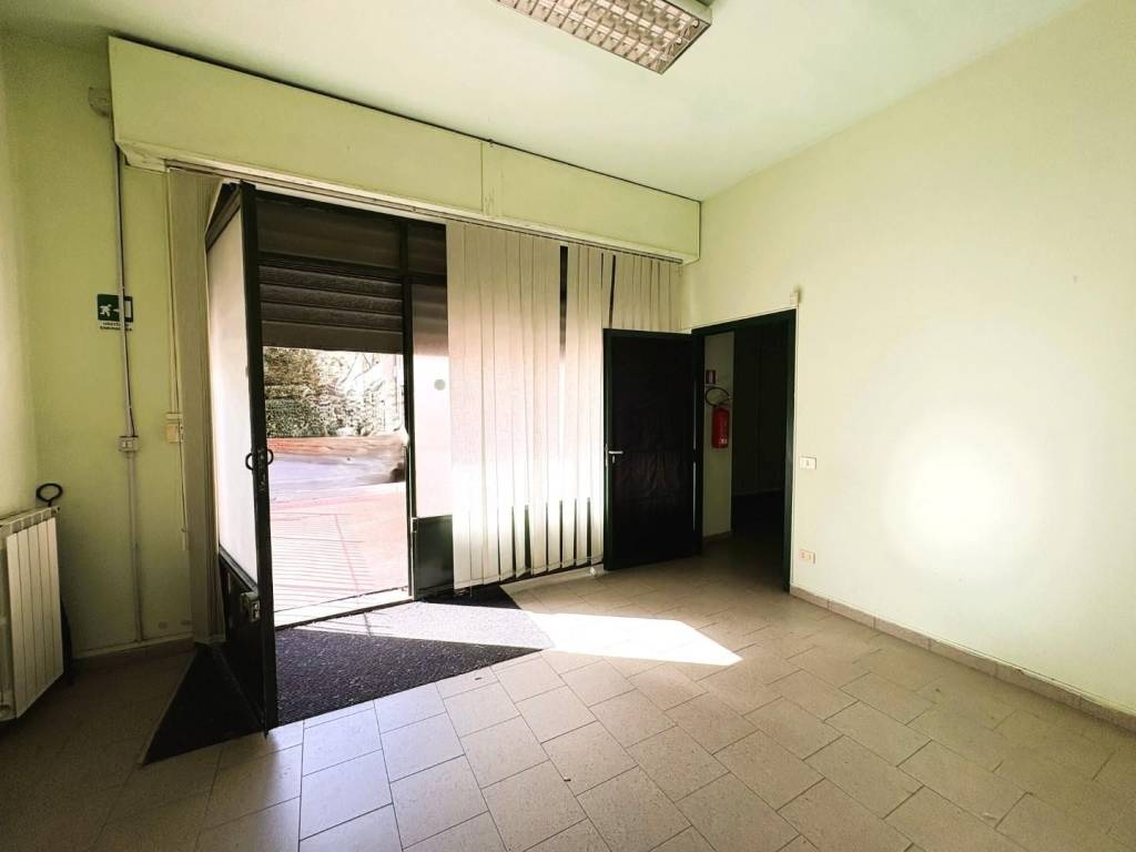 negozio in vendita ad Empoli in zona Serravalle