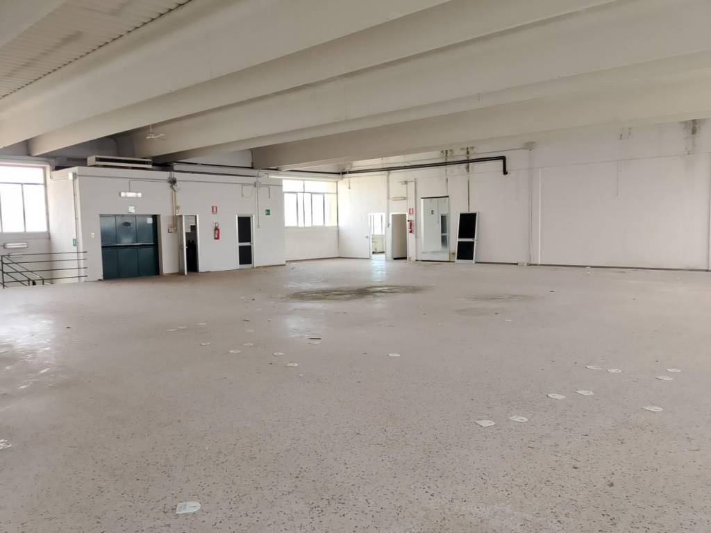 locale commerciale in vendita ad Empoli in zona Marcignana