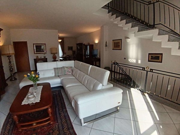 intera palazzina in vendita ad Empoli in zona Carraia