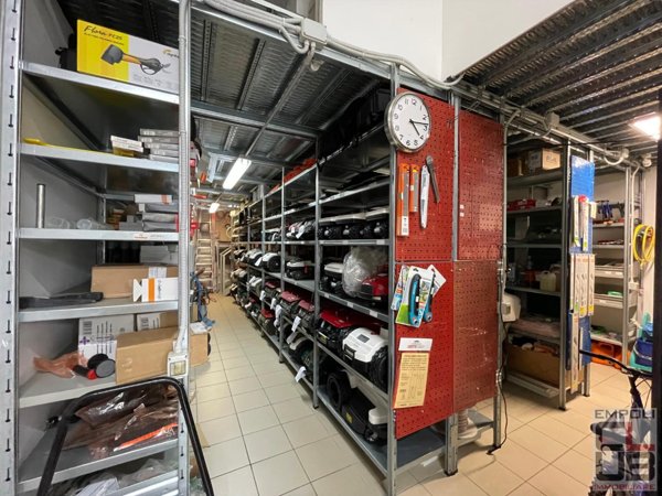 locale commerciale in vendita ad Empoli in zona Carraia