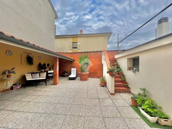 casa indipendente in vendita ad Empoli in zona Pozzale