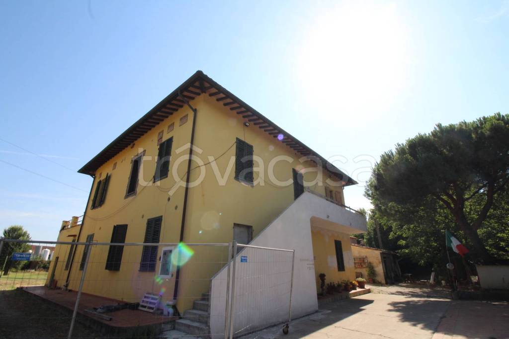 casa indipendente in vendita ad Empoli in zona Carraia