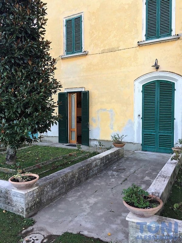 casa indipendente in vendita ad Empoli in zona Pozzale