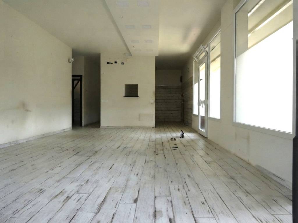 negozio in vendita ad Empoli in zona Avane