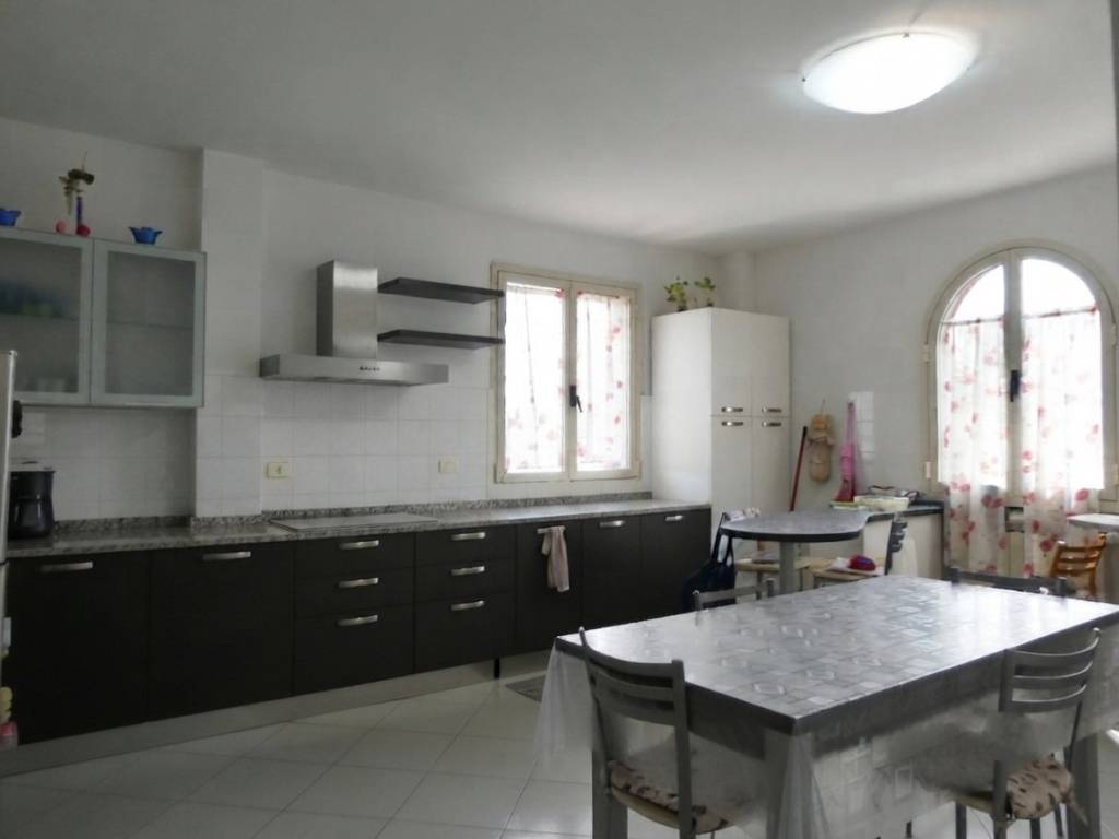 casa indipendente in vendita ad Empoli in zona Carraia
