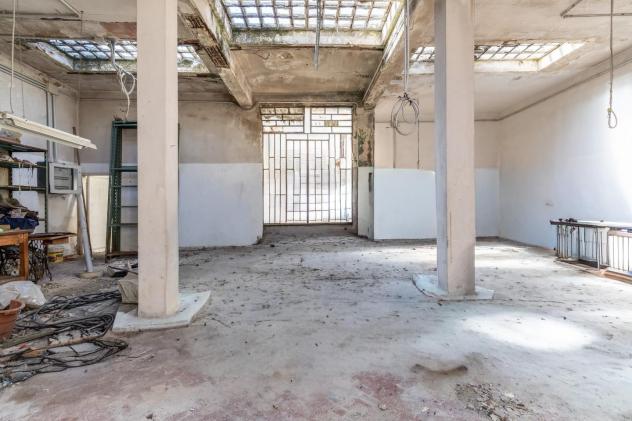locale commerciale in vendita ad Empoli