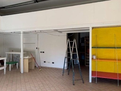 locale commerciale in vendita ad Empoli in zona Pontorme