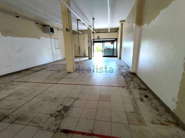 locale commerciale in vendita ad Empoli in zona Serravalle