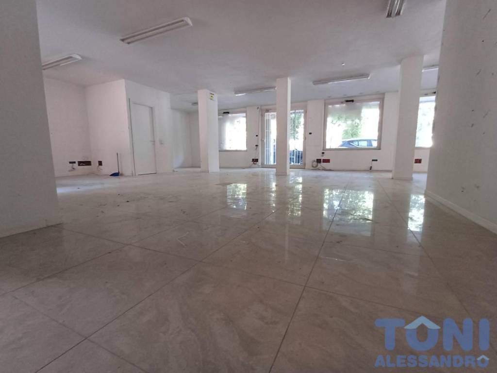 negozio in vendita ad Empoli in zona Centro Storico