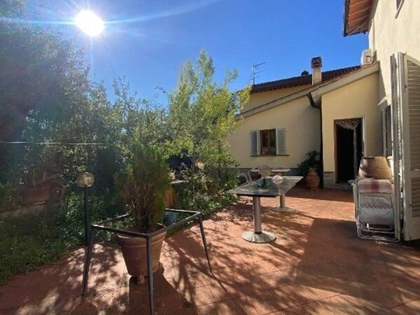 casa indipendente in vendita ad Empoli in zona Pozzale
