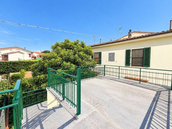 casa indipendente in vendita ad Empoli in zona Avane