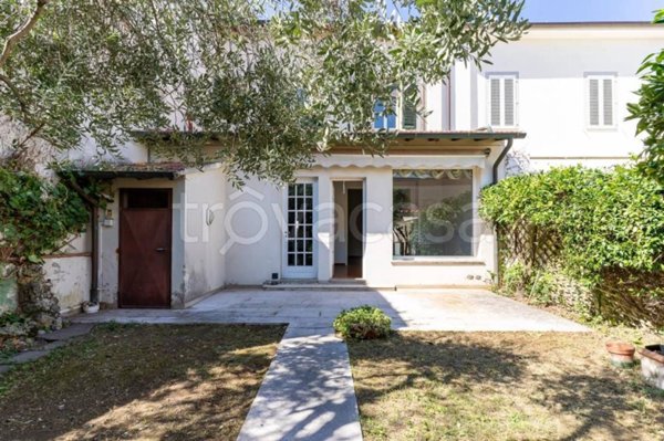 casa indipendente in vendita ad Empoli in zona Centro Storico