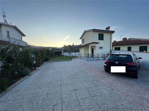 casa indipendente in vendita ad Empoli in zona Villanuova